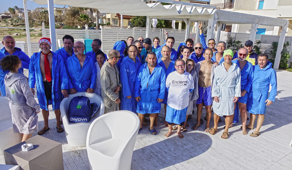 Bagno A Mare Di Capodanno A Tre Fontane In Partecipano Al Tuffo Augurale Il Vomere