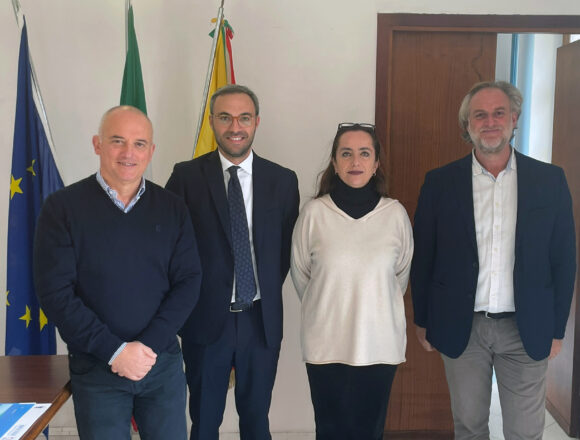 Isole Egadi, si è insediato il nuovo Segretario comunale Domenico Surdi. Il sindaco Forgione: «L’associare alla alta formazione professionale anche la sua esperienza amministrativa, rappresenta un ulteriore valore aggiunto per l’espletamento del suo nuovo incarico»