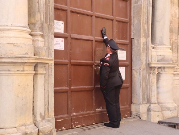 TRAPANI, IL COMANDANTE DELLA STAZIONE CARABINIERI, COME DA RITO, AVVIA LA TRADIZIONALE PROCESSIONE DEI MISTERI