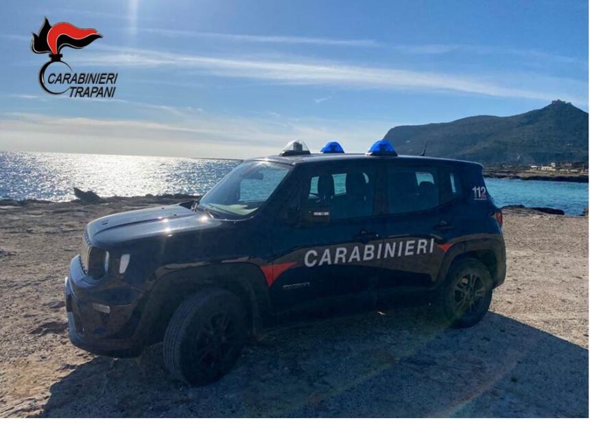 FAVIGNANA, MINACCIA IL FIGLIO CON UNA PISTOLA A SALVE E PROVA A INVESTIRE I CARABINIERI INTERVENUTI. ARRESTATA UNA DONNA