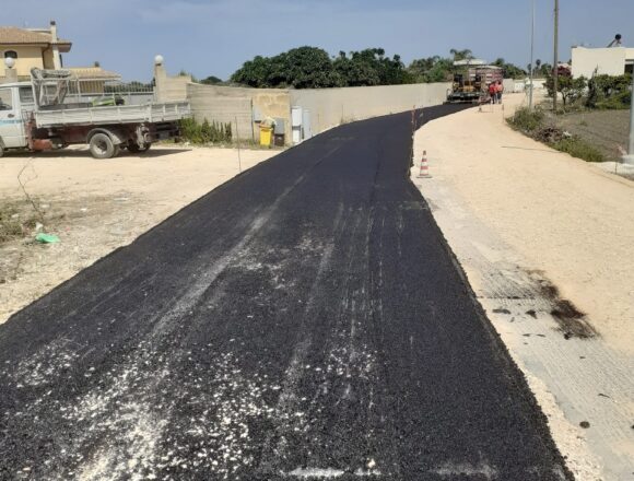 Manutenzione strade a Marsala. Si asfaltano tratti pericolosi.