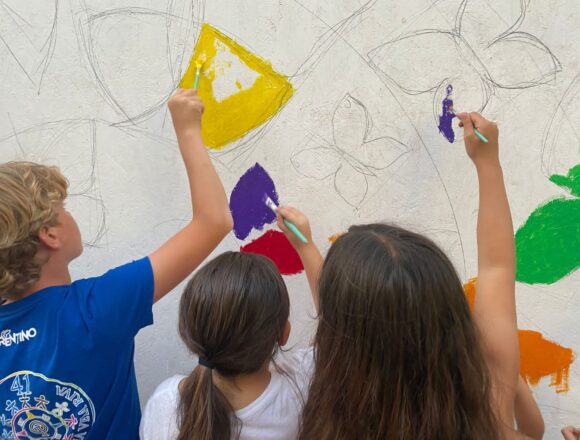 Un arcobaleno di farfalle apre la settimana dell’Egadi Pride, il Comune di Favignana in prima linea a favore dei diritti universali