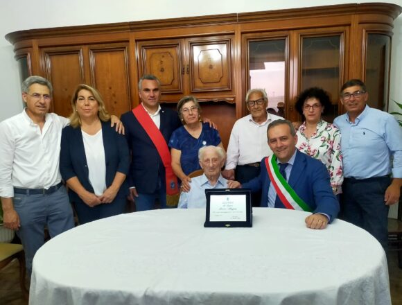 Arzillo, perfettamente lucido, socialista da sempre, è Rocco Alagna, nuovo nonnino centenario di Marsala