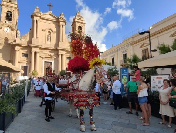 A Terrasini sfilano i carretti siciliani. Stornello Siciliano ha chiuso la manifestazione dedicata al simbolo del folklore dell’Isola