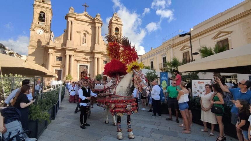 A Terrasini sfilano i carretti siciliani. Stornello Siciliano ha chiuso la manifestazione dedicata al simbolo del folklore dell’Isola