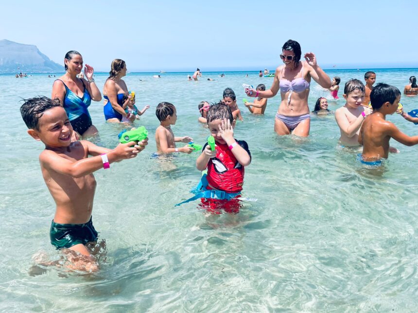 IL LIDO DEL CARABINIERE DI ISOLA DELLE FEMMINE ACCOGLIE I BAMBINI DELLA “SAMOT ONLUS” PER UNA GIORNATA DI GIOCO E DIVERTIMENTO 