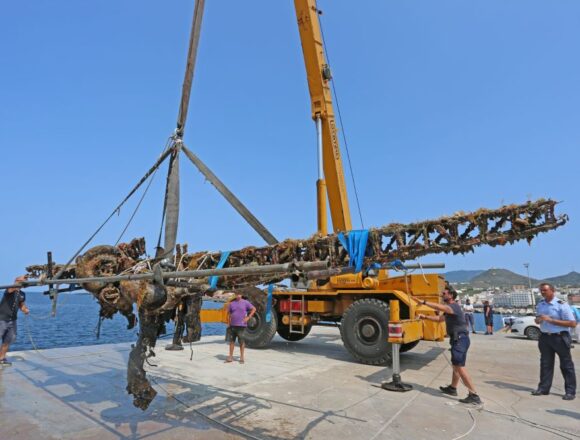 Pantelleria, recuperato dai fondali un aereo della seconda guerra mondiale. Scarpinato: «Testimonianza della nostra storia recente»