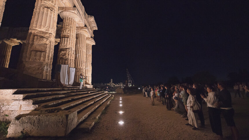 PARCO ARCHEOLOGICO DI SELINUNTE. Le musiche del Mediterraneo abbracciano i templi. Chris Obehi, Yannick Tiolo, Bluemarina e Douì