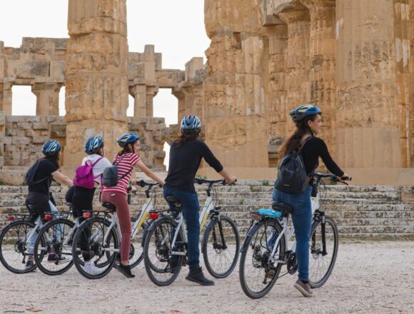 PARCO ARCHEOLOGICO DI SELINUNTE, 6 agosto. Prima domenica del mese. Ingresso gratuito nei siti. Inaugurati il nuovo bookshop e la caffetteria, Archeobike, teatro e musica tra i templi, l’accesso alla spiaggia. Visite guidate e Selinunte Highlights