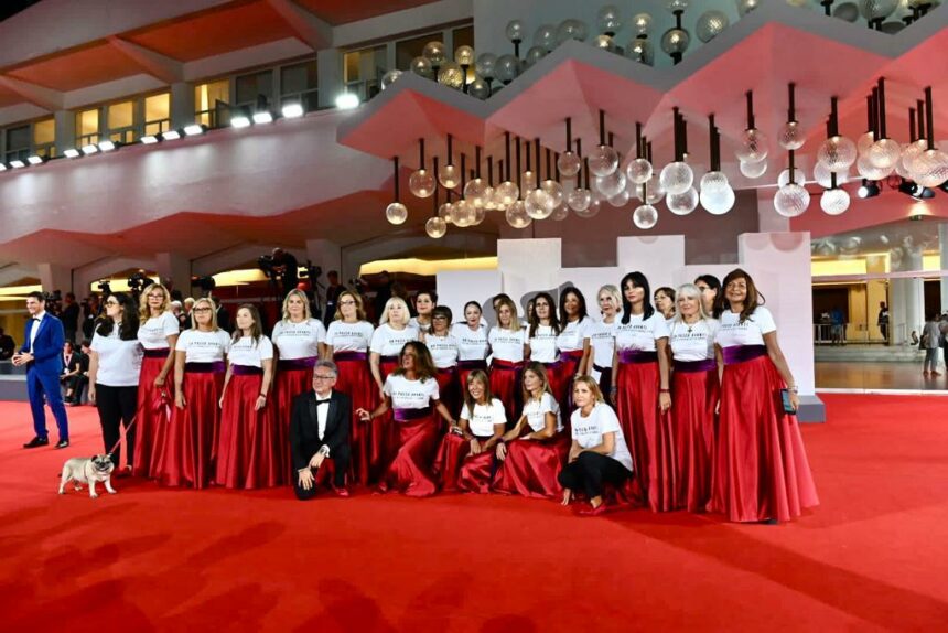 Red Carpet Venezia, Ternullo (FI): “Che emozione portare a Venezia il dramma del femminicidio. Dedico la passerella a Marisa Leo”