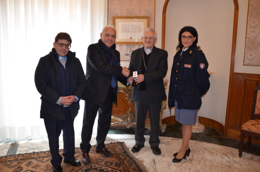 Il Questore di Trapani consegna l’ampolla con l’olio ricavato dagli ulivi del “Giardino della Memoria” di Capaci ai Vescovi delle Diocesi di Trapani e Mazara del Vallo