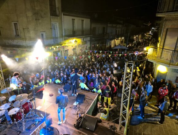 Blufi, è festa per la sagra del finocchietto. Tantissimi i visitatori e turisti in visita al borgo nelle Madonie