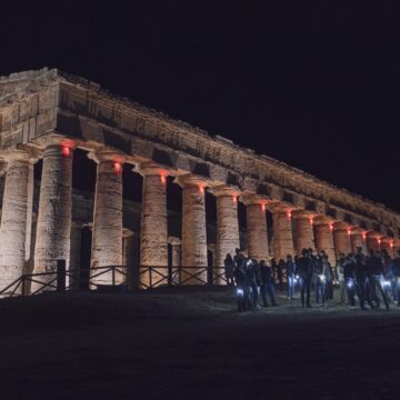 Alla luce delle lanterne nel Parco archeologico di Segesta. Visite guidate con gli archeologi al cantiere di scavo di contrada Mango