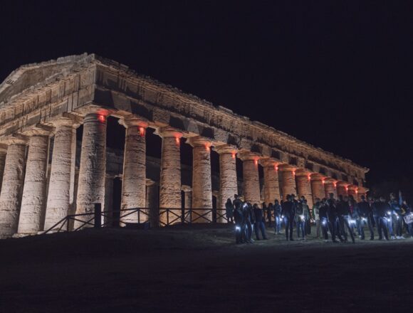 Alla luce delle lanterne nel Parco archeologico di Segesta. Visite guidate con gli archeologi al cantiere di scavo di contrada Mango