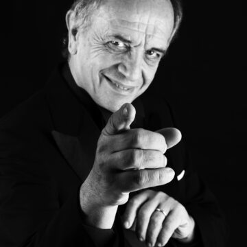 “Rigoletto” secondo Leo Nucci, il grande baritono costruisce una regia che esalta la partitura di Verdi e la fonte di Hugo