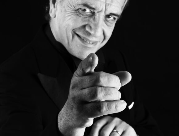 “Rigoletto” secondo Leo Nucci, il grande baritono costruisce una regia che esalta la partitura di Verdi e la fonte di Hugo