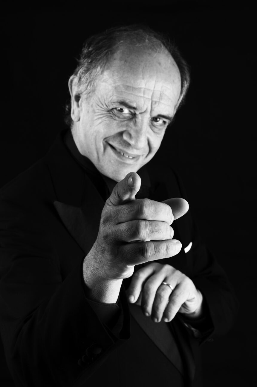 “Rigoletto” secondo Leo Nucci, il grande baritono costruisce una regia che esalta la partitura di Verdi e la fonte di Hugo