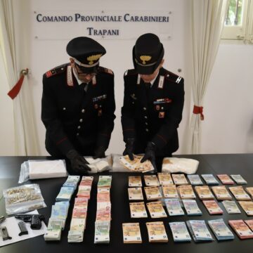 Trapani: trovati in possesso di 3,5 kg cocaina, oltre 120 mila euro in contanti e 2 pistole con matricola abrasa. 6 arresti