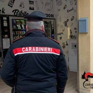 Castellammare del Golfo: ruba il denaro dei distributori automatici di caffè