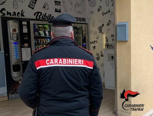 Castellammare del Golfo: ruba il denaro dei distributori automatici di caffè