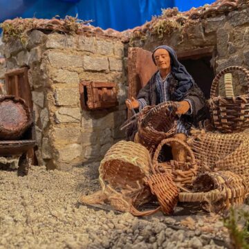 Il presepe tutto fatto a mano di Blufi: i giovani al lavoro per realizzarlo. Le visite dall’8 dicembre