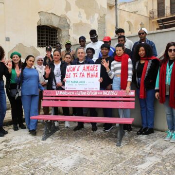 Badia Grande: “Un Faro Rosso per Marisa e tutte le vittime del femminicidio”, il Sai di Salemi e Vita contro la violenza sulle donne