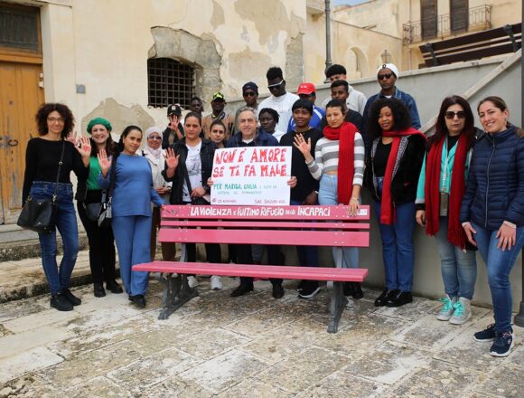 Badia Grande: “Un Faro Rosso per Marisa e tutte le vittime del femminicidio”, il Sai di Salemi e Vita contro la violenza sulle donne